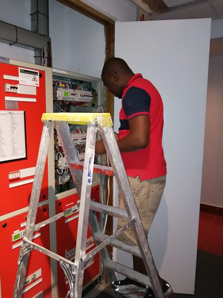 Emergency Electrician : 24/7 Support & Service 1 emergency electrician