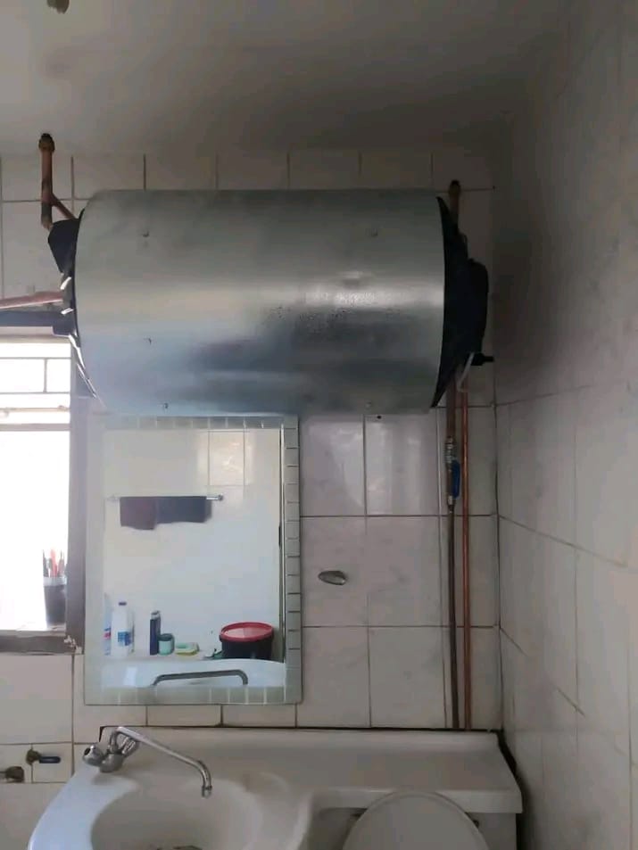 signs your geyser is leaking